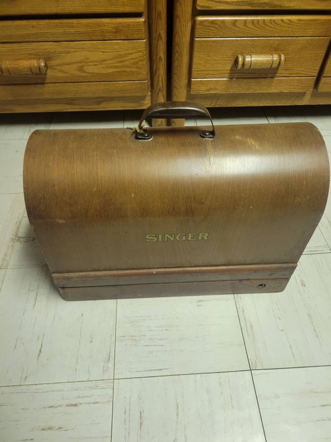 Vintage Singer Sewing Machine with Wooden Case