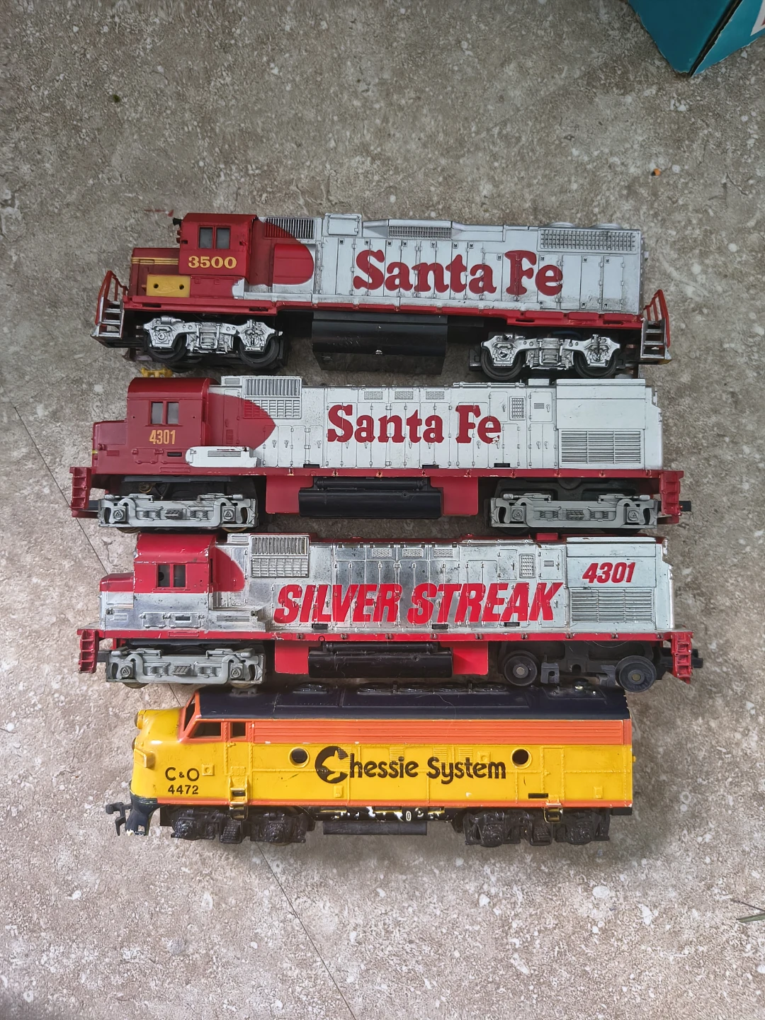Lot of 4 HO scale diesel locomotives (rough condition)