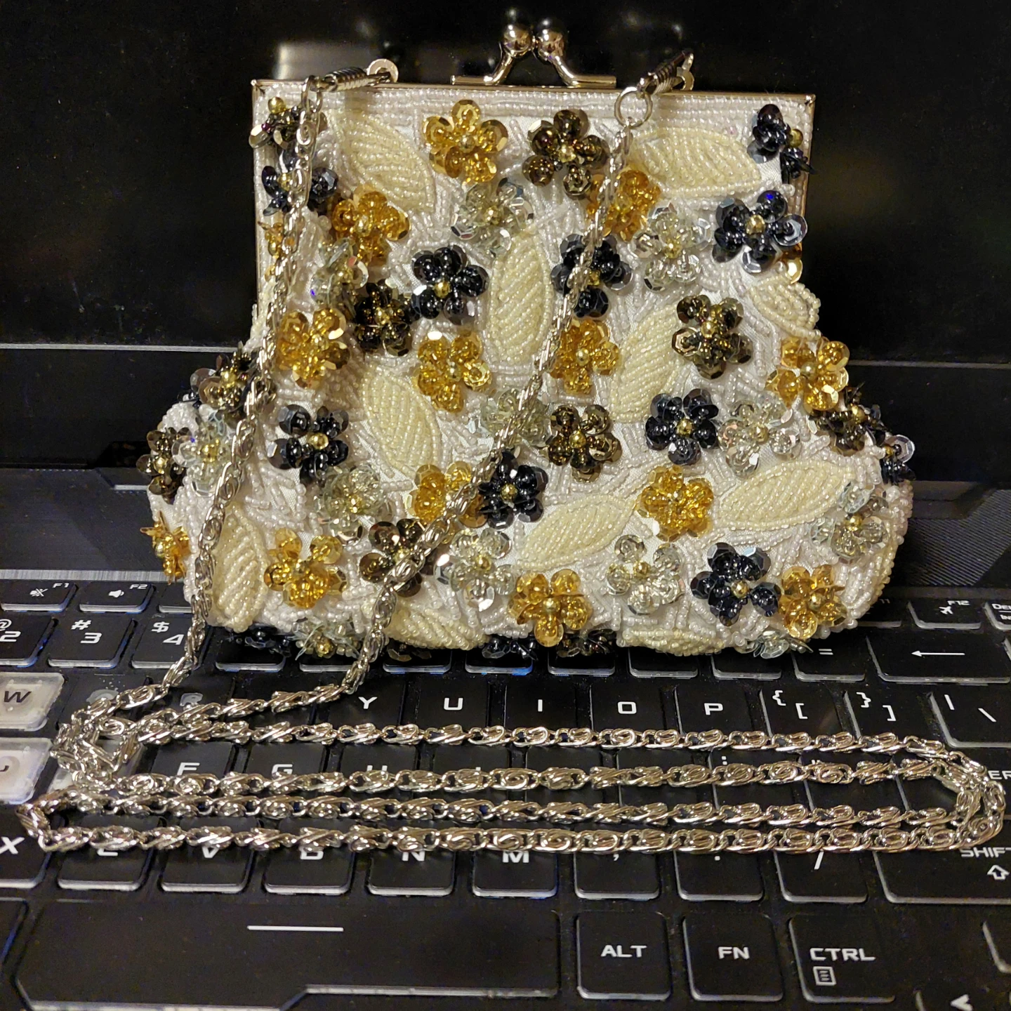 🌱 Intricate Beaded Clutch Purse - Flower - photo 2