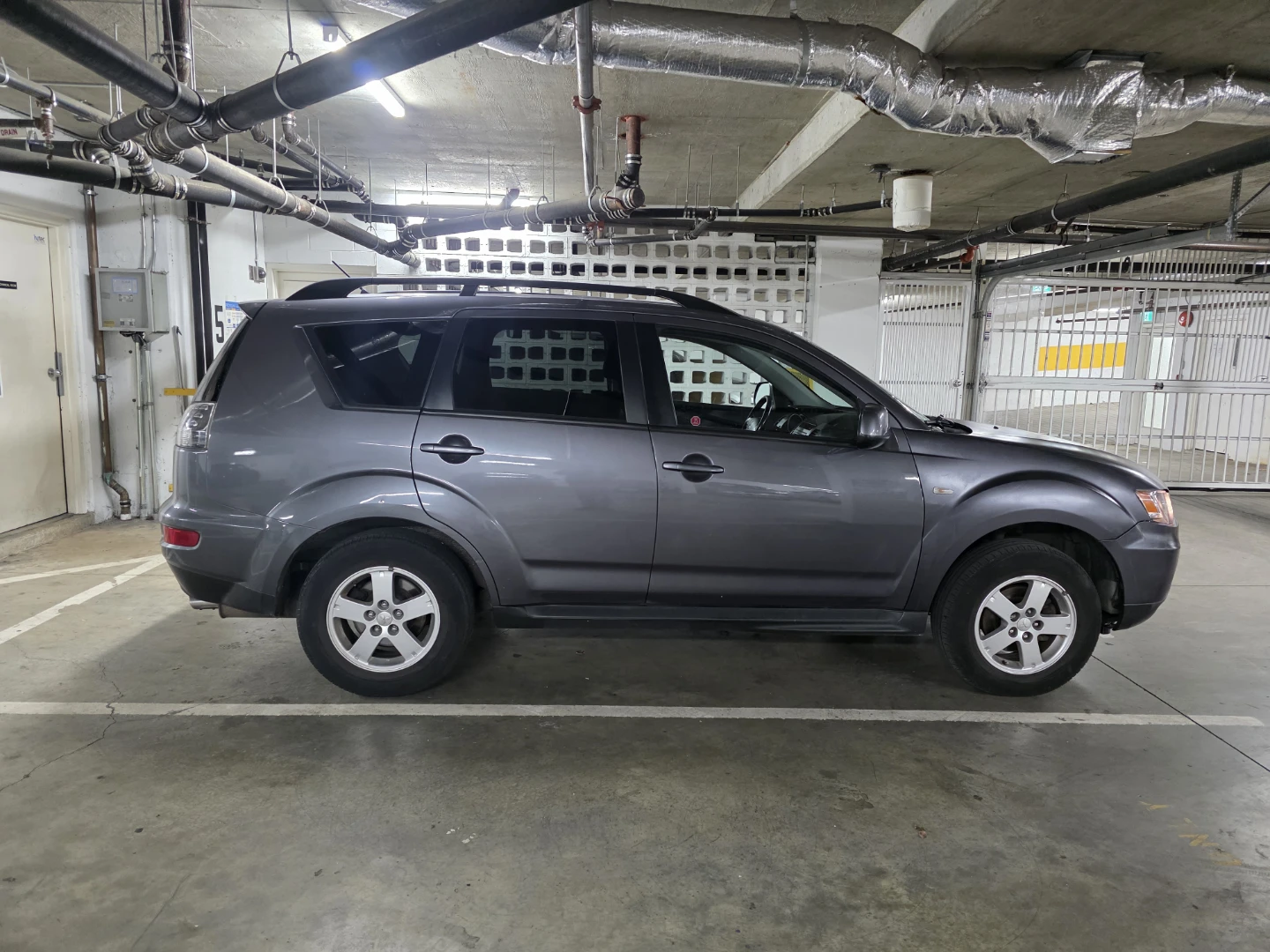 Mitsubishi Outlander SUV - photo 4
