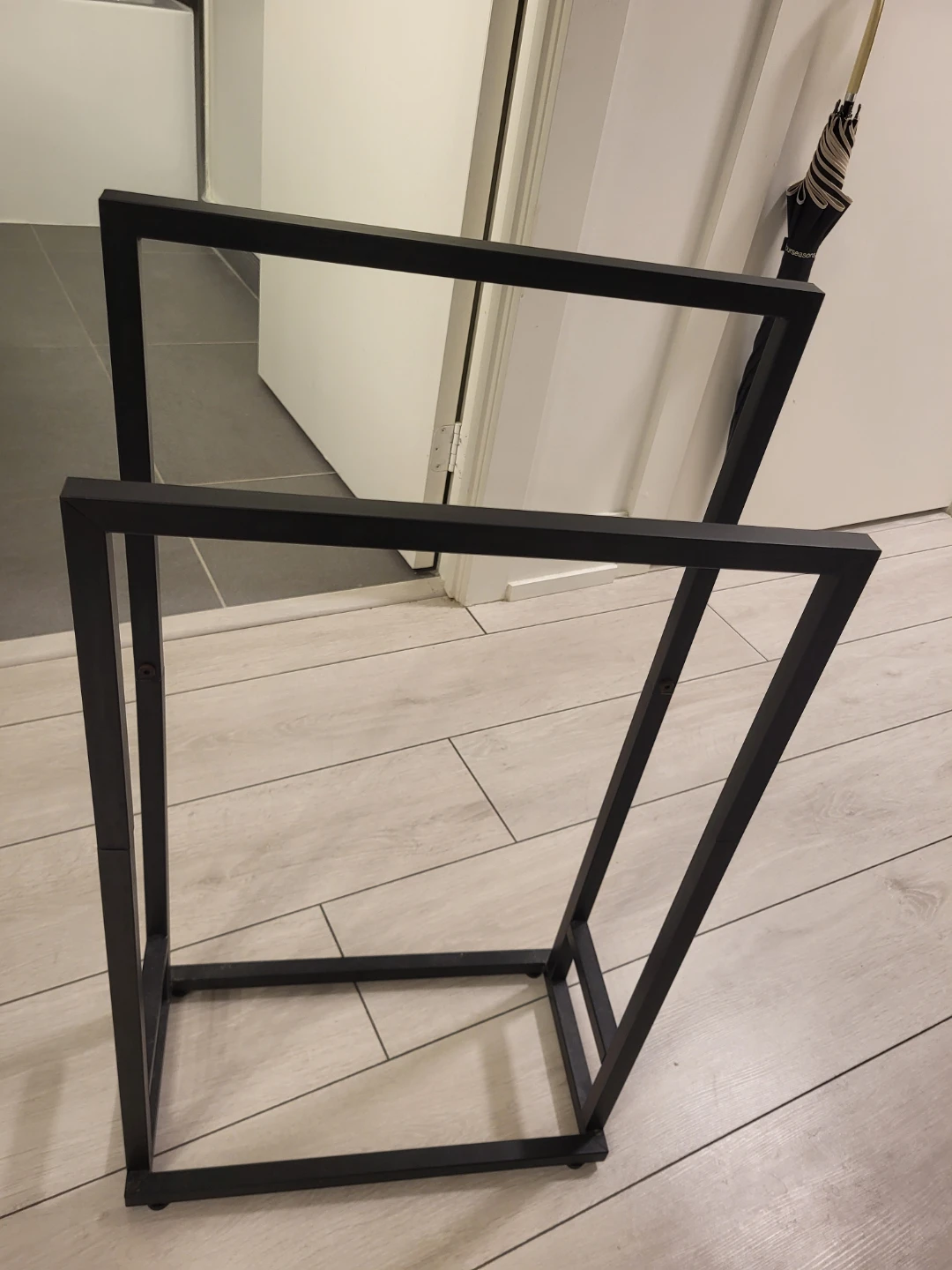 Modern Black Metal Towel Rack - photo 2