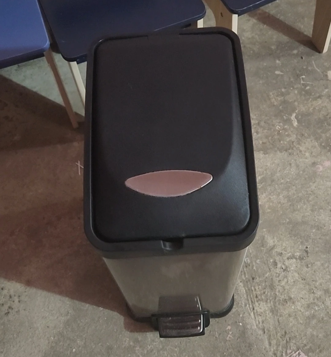 Black Step Trash Can - photo 2