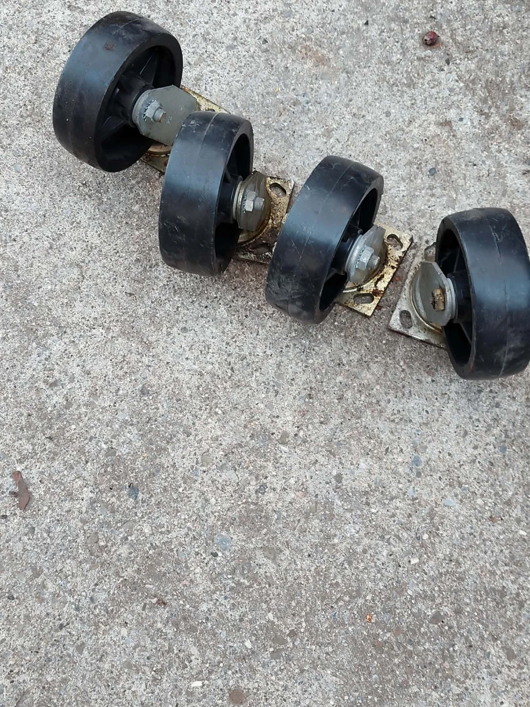 Good condition swivel plate casters - photo 4
