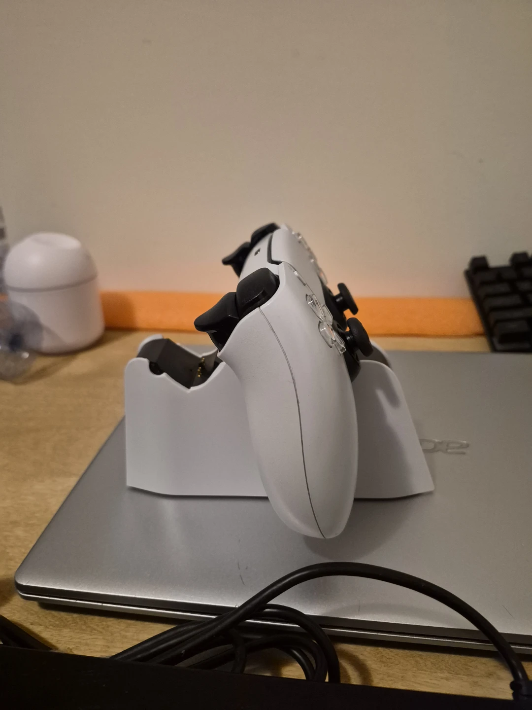 Dualsense ps5 controller and charging dock - photo 2