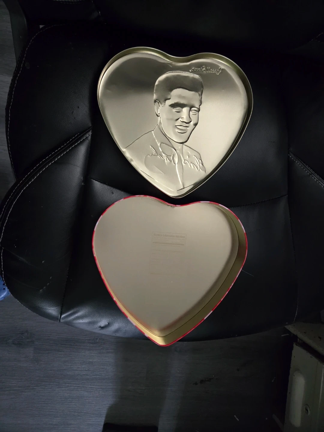 Russell Stover Heart Shaped Elvis Presley Tin - photo 2