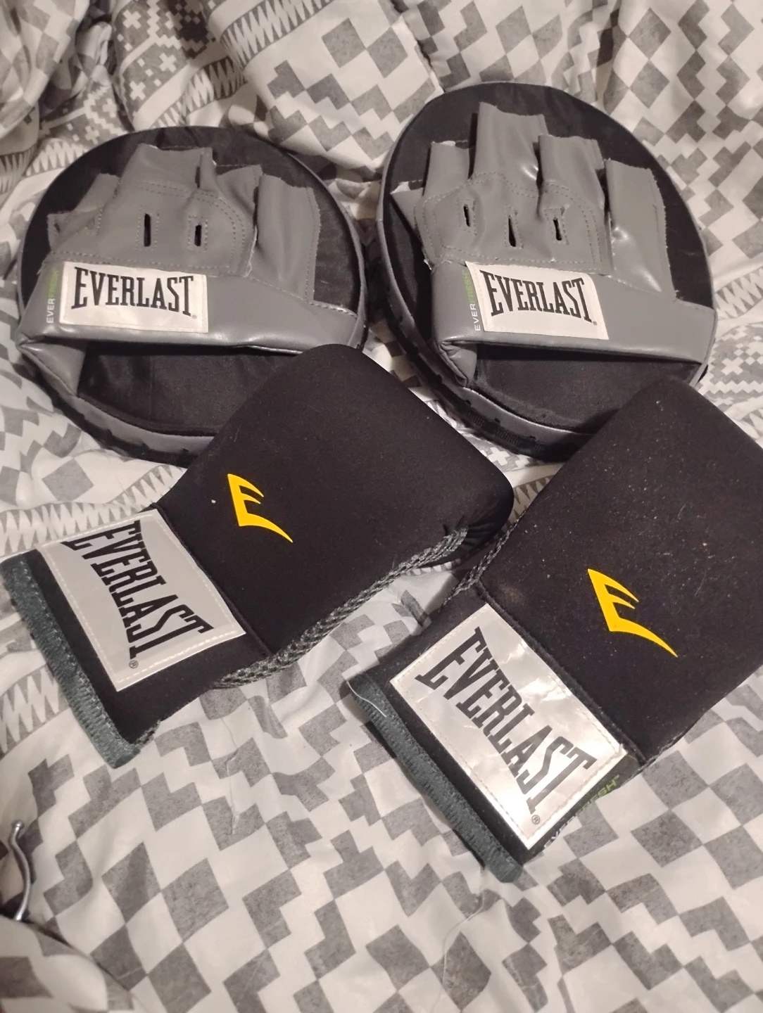 Everlast Boxing Mitts and Gloves Set