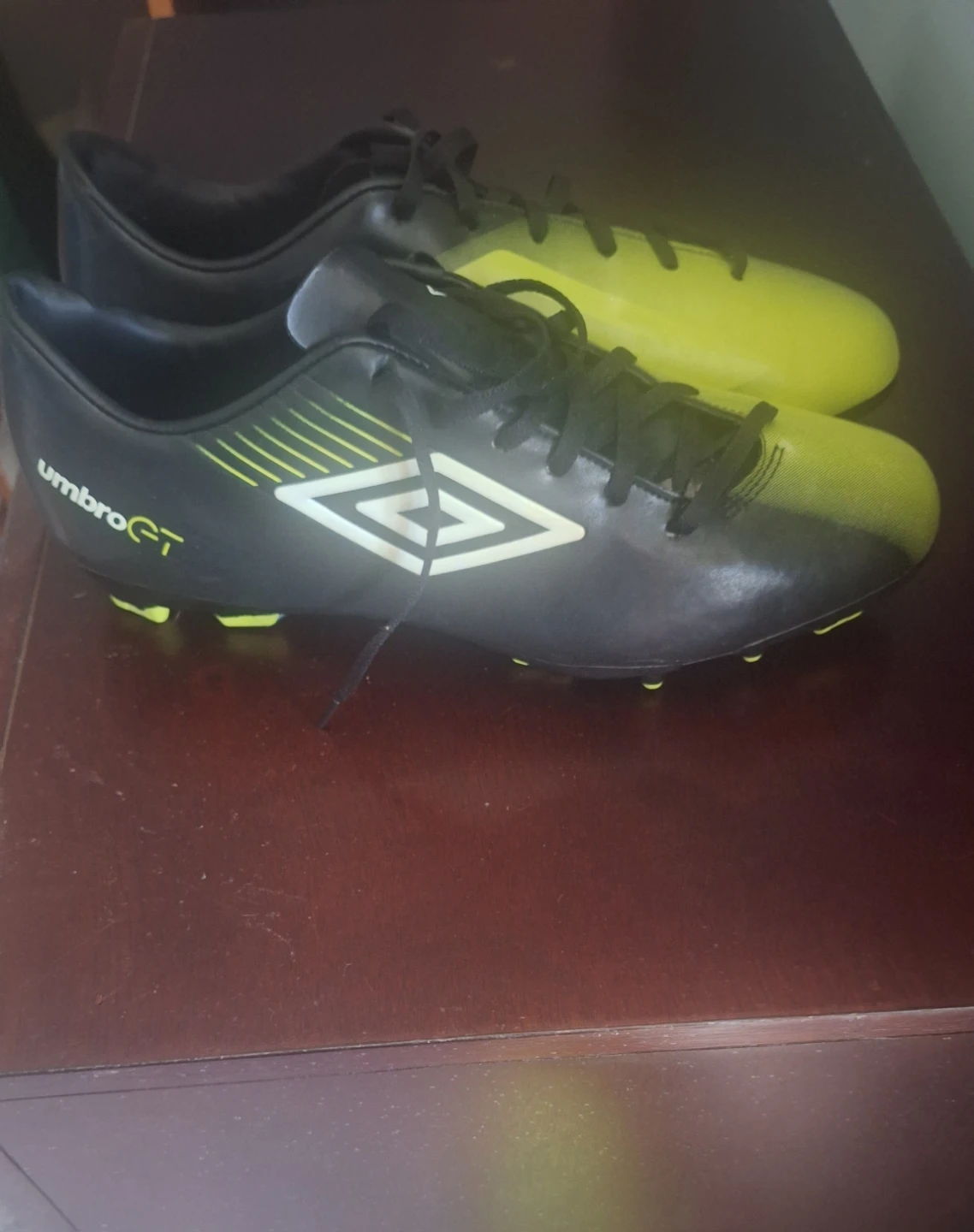 Umbro GT Soccer Cleats Size 9.5