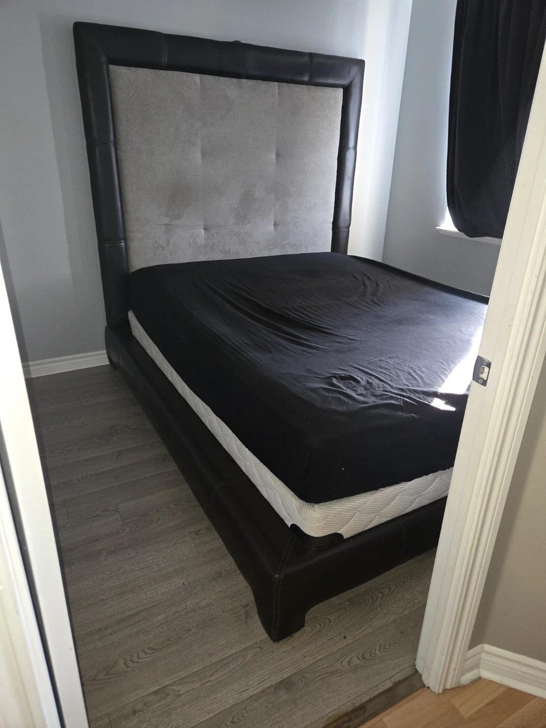 Brown Leather Upholstered Bed Frame with Tufted Headboard
