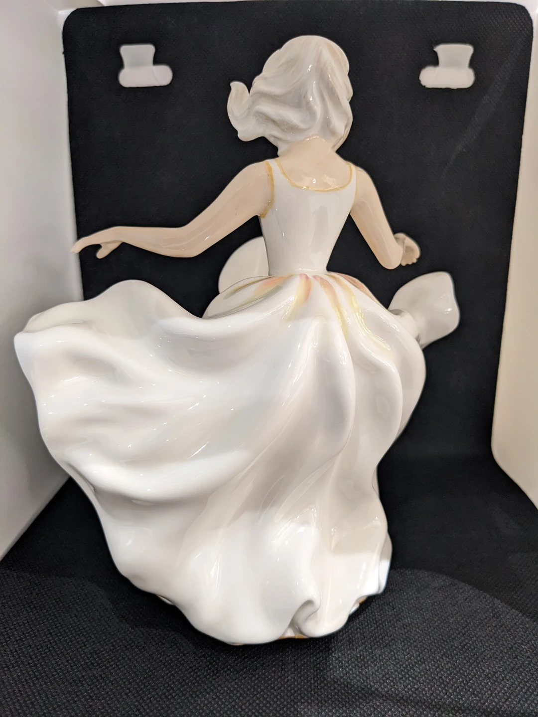 Royal Doulton Sweet Seventeen HN 2734 Vintage Figurine - photo 3