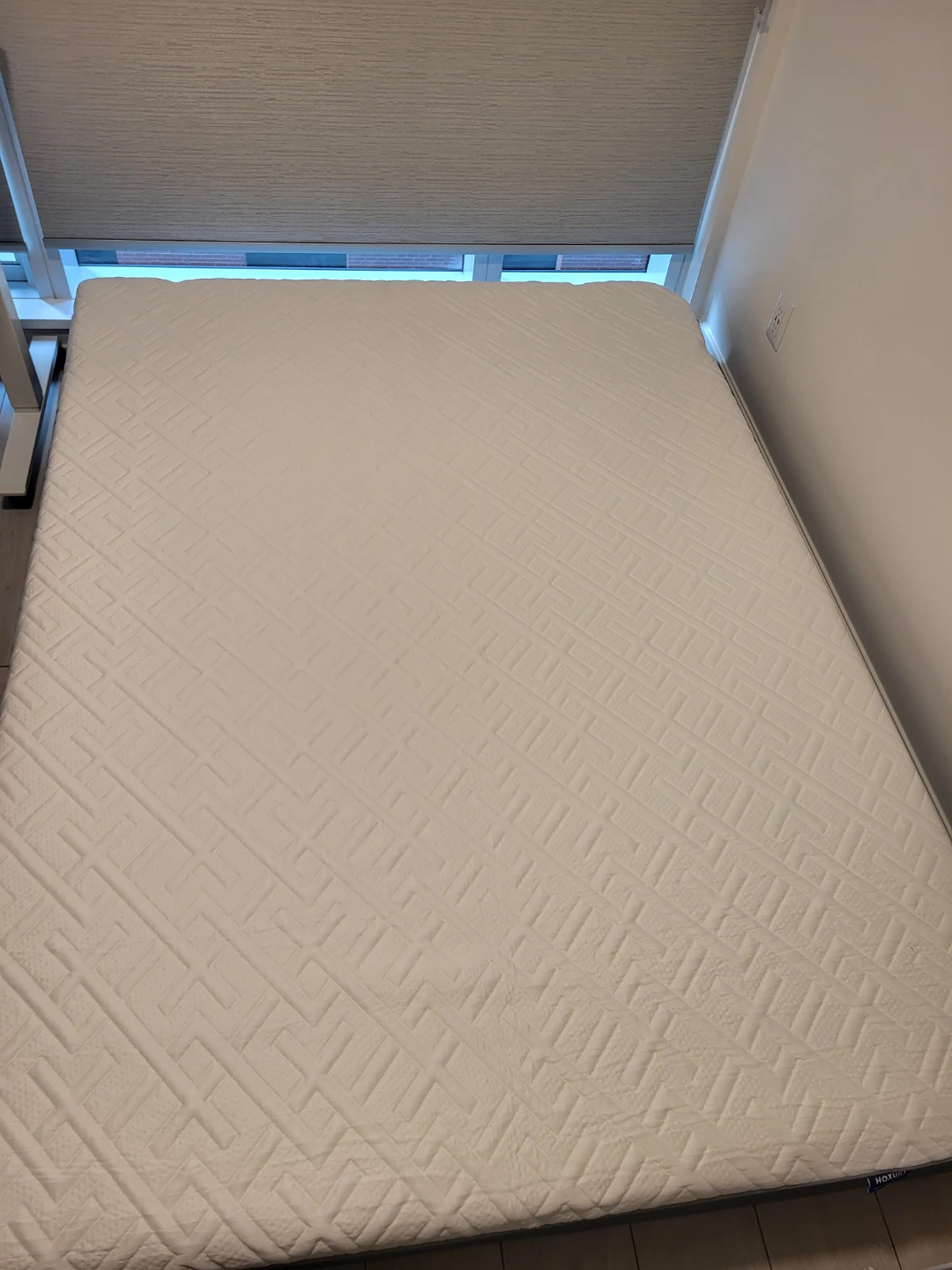 Queen size Hoxury Mattress - pick up today only