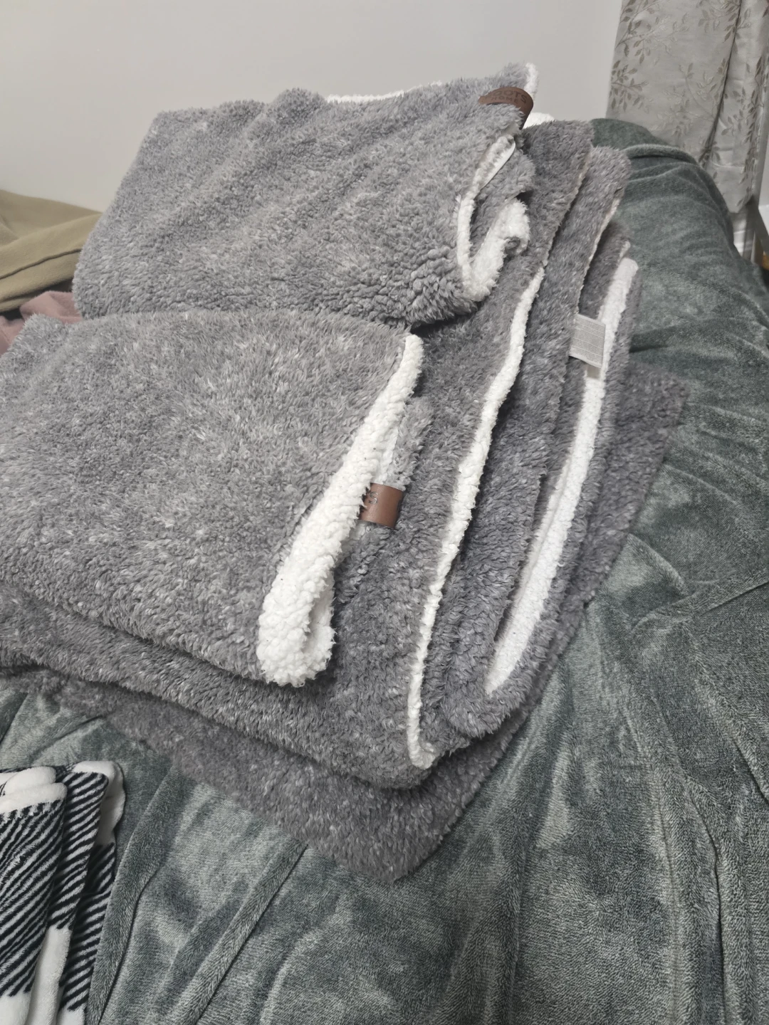 Roots king size blanket and 2 pillows