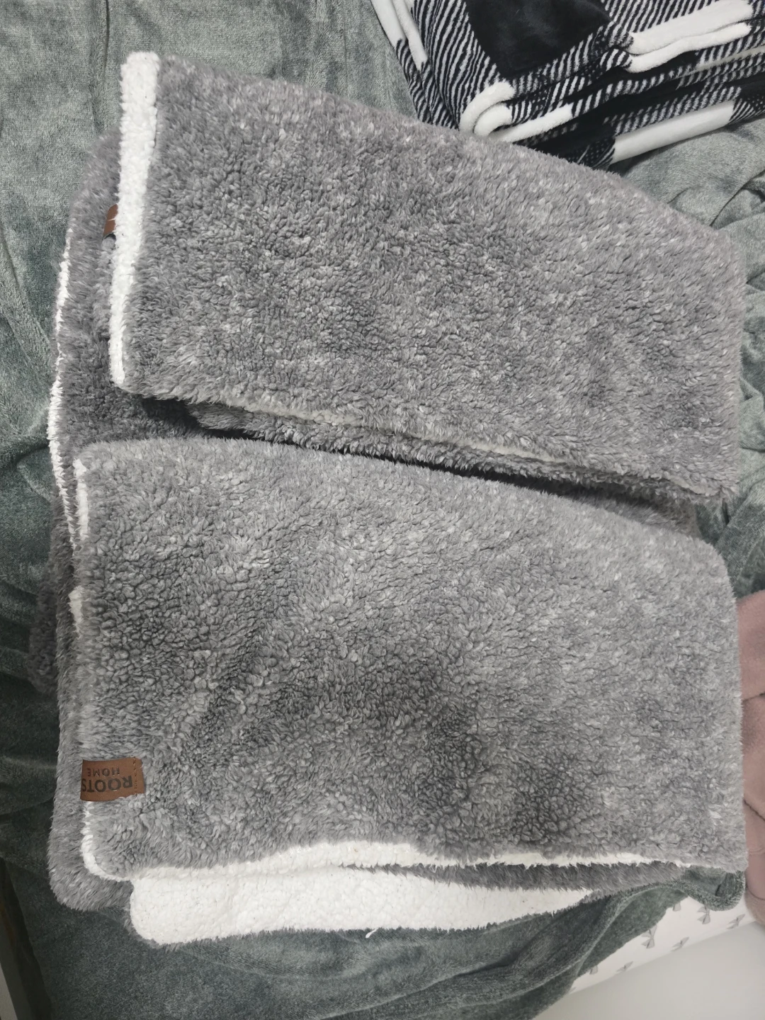 Roots king size blanket and 2 pillows - photo 2