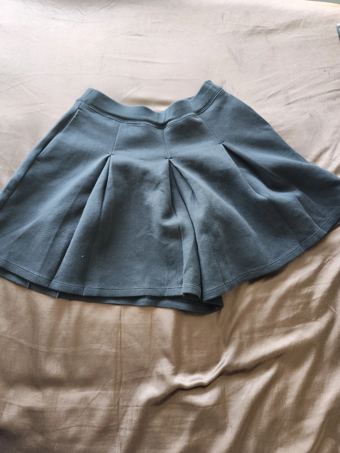 Uniqlo Black Pleated Skort - Size 14