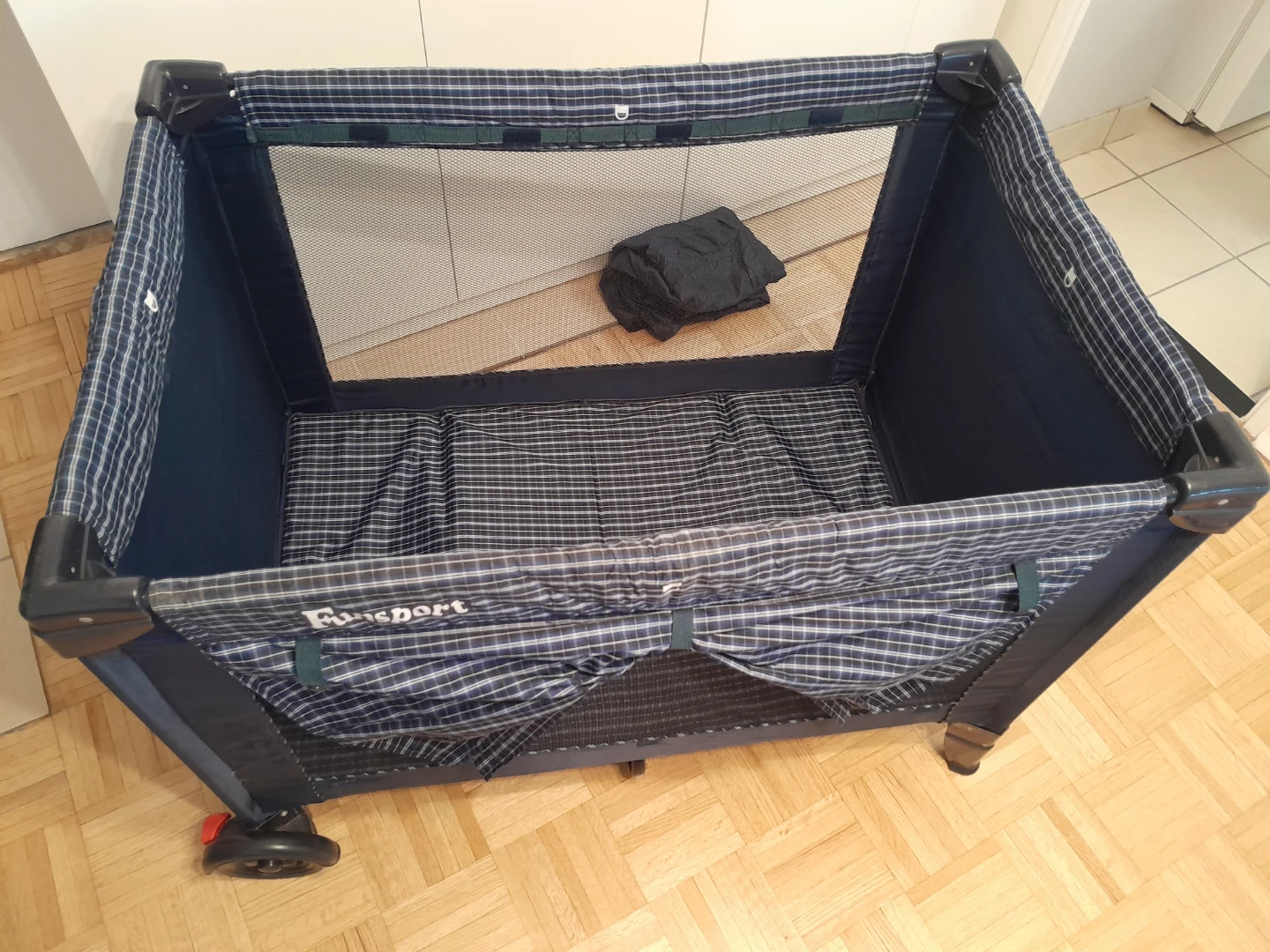 Cosco Juvenile FunSport Playard Deluxe With Bassinet - photo 3