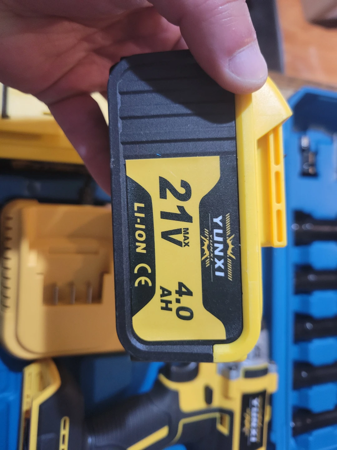 NEW YUNXI Cordless Impact Wrench Kit w/two 4.0Ah batteries - photo 4