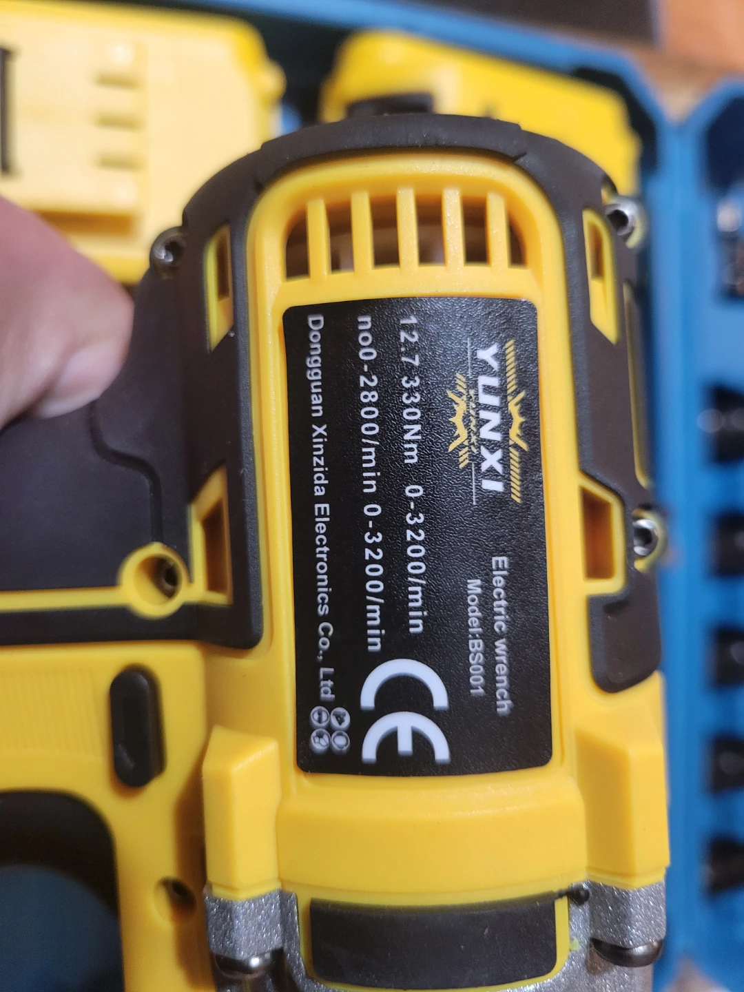 NEW YUNXI Cordless Impact Wrench Kit w/two 4.0Ah batteries - photo 5
