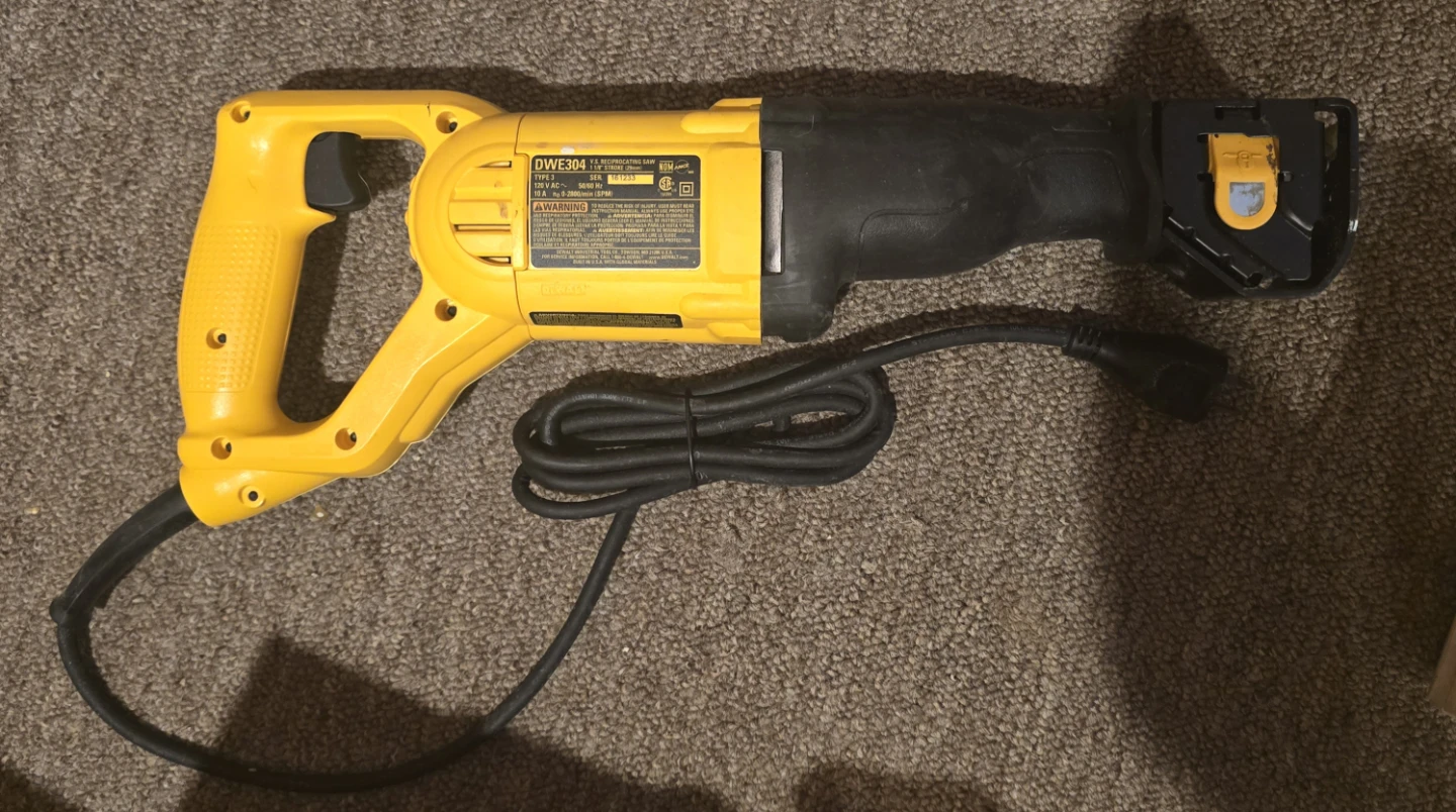 DEWALT DWE304 Reciprocating Saw