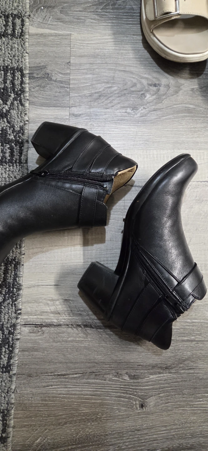 Naturalizer Ella Black Leather Ankle Boots Size 6M - photo 4