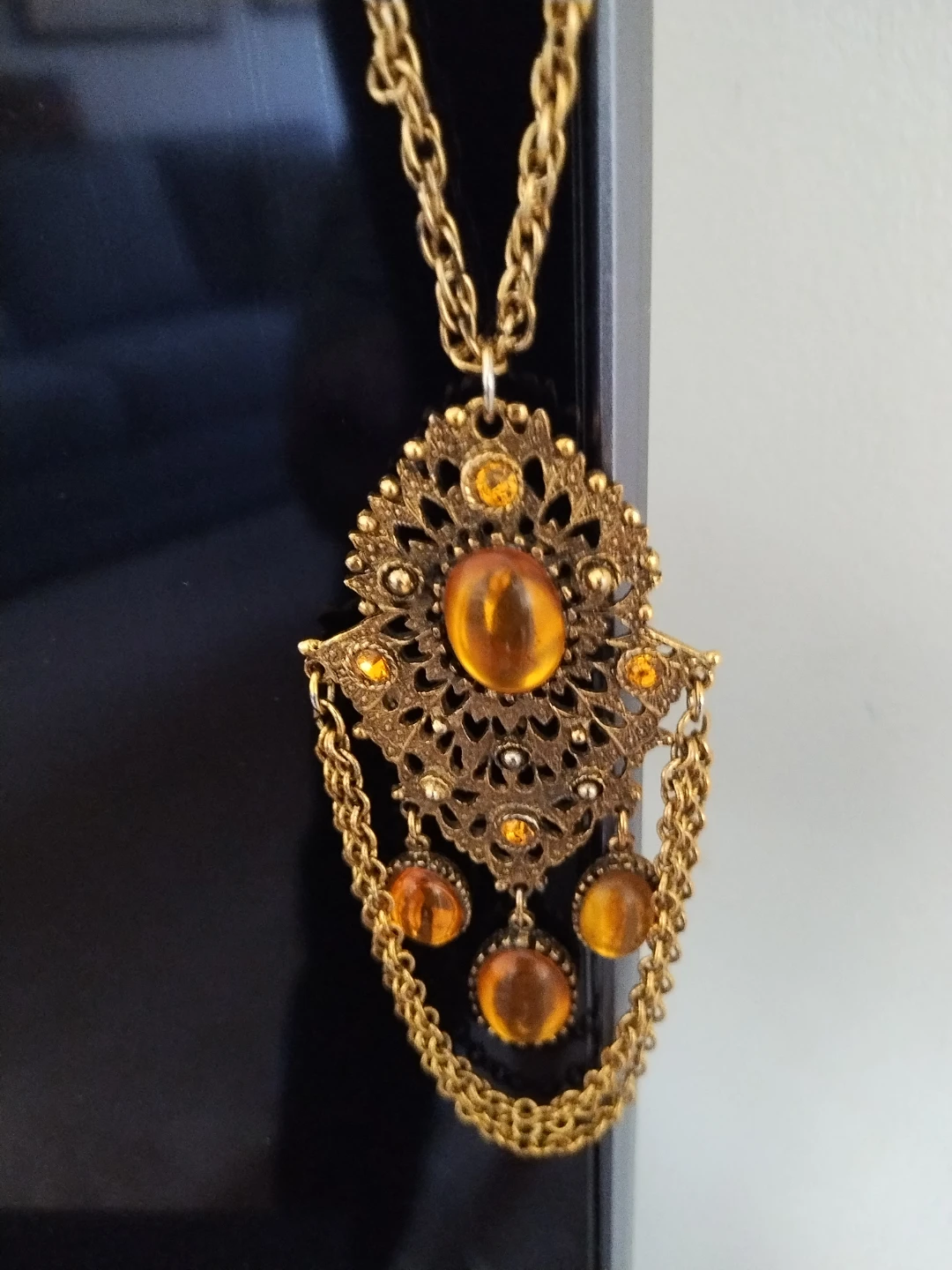 🌱 Vintage Amber and Gold-Tone Pendant Necklace