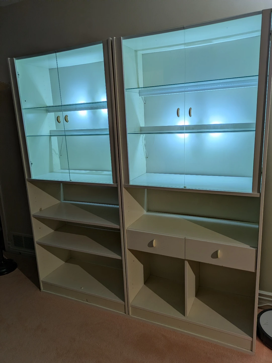 White display cabinet with glass doors and shelves,,,🌱