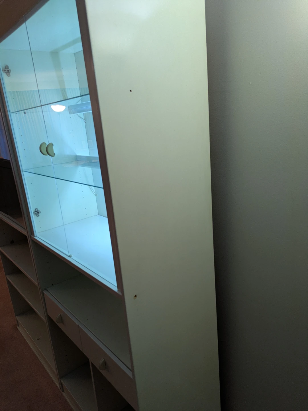 White display cabinet with glass doors and shelves,,,🌱 - photo 2