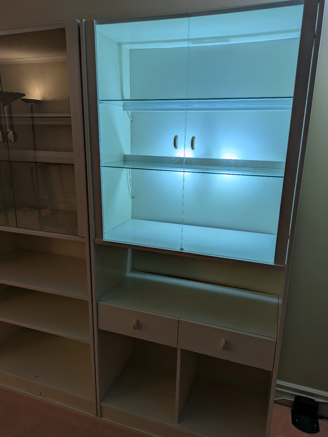 White display cabinet with glass doors and shelves,,,🌱 - photo 4