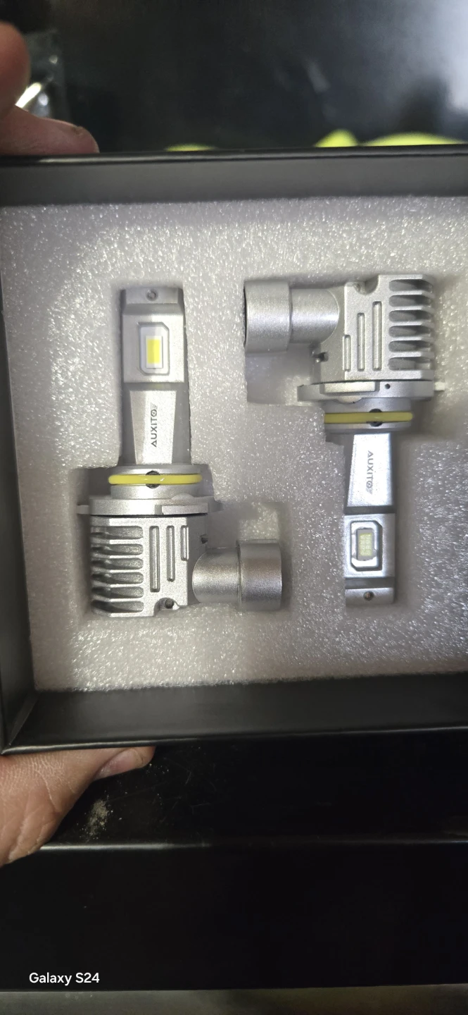 AUXITO LED Headlight Bulbs 9005 with campus harness