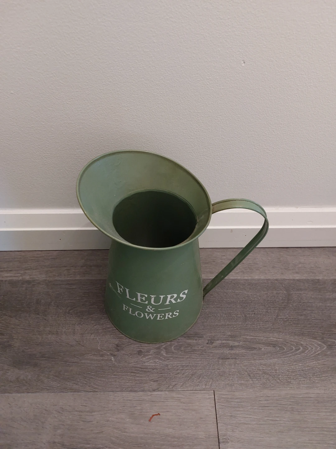 Green metal pitcher with "Fleurs & Flowers" inscription - photo 3