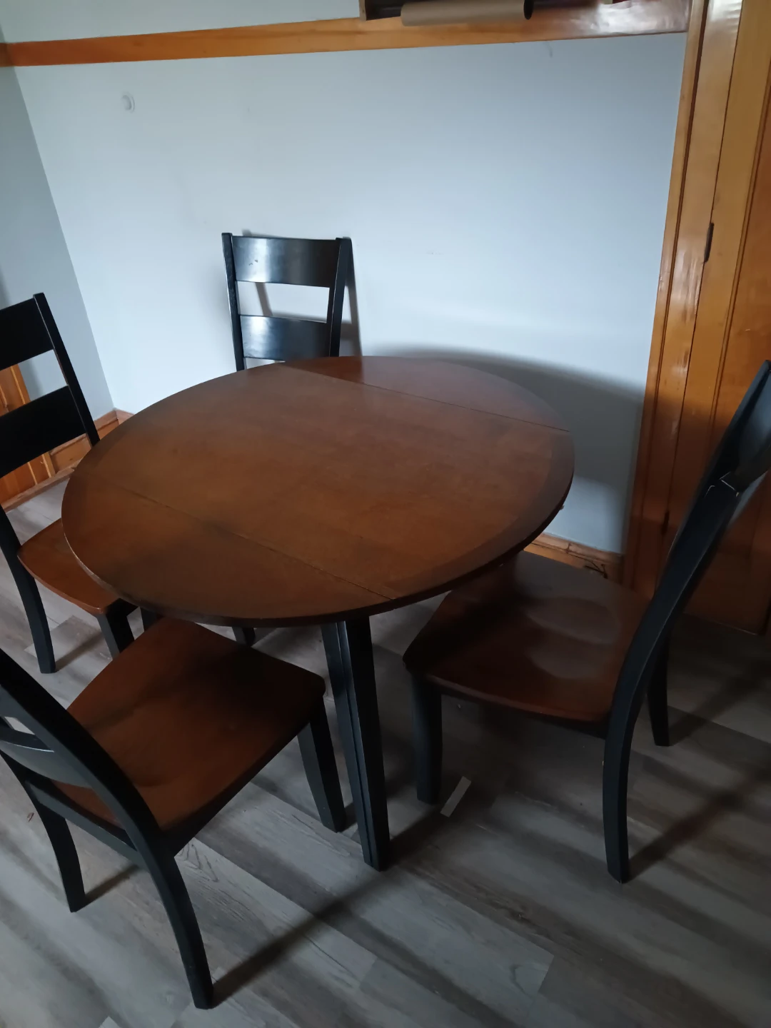 Round Drop Leaf Dining Table Set with 4 Chairs