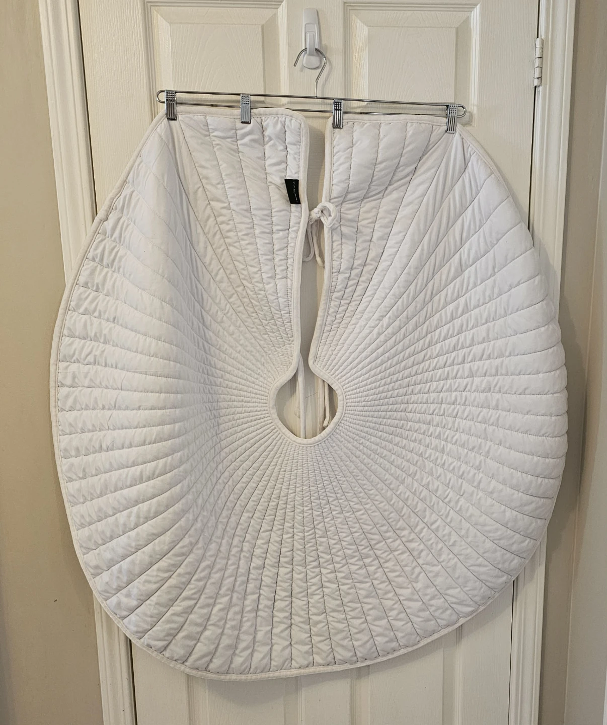 White Tahari Home Christmas Tree Skirt - photo 2