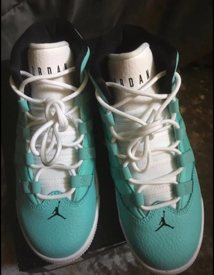 Jordan Max Aura (PS) Teal youth Shoes Size 1Y
