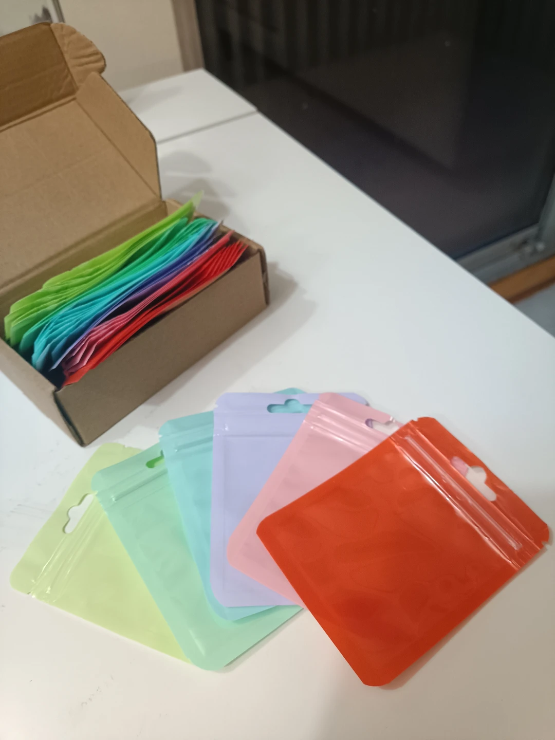 Colorful Resealable Stand Up Pouches with Hanging Holes