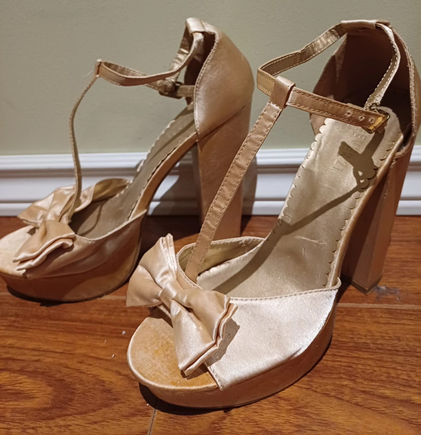 NEW Women's Rose Gold Bow Platform Heels Size 9