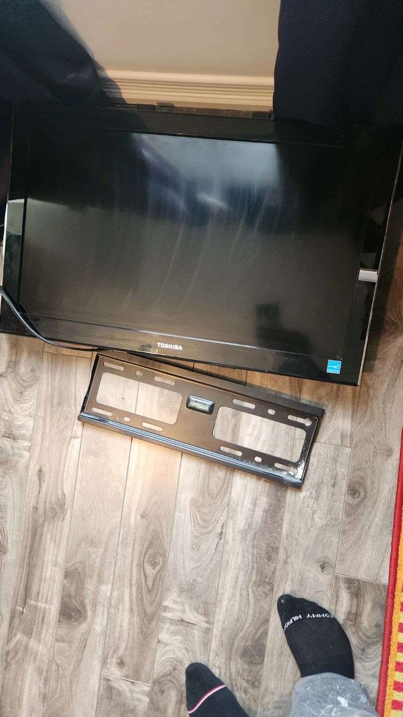 Toshiba Flat Screen TV with Wall Mount Bracket