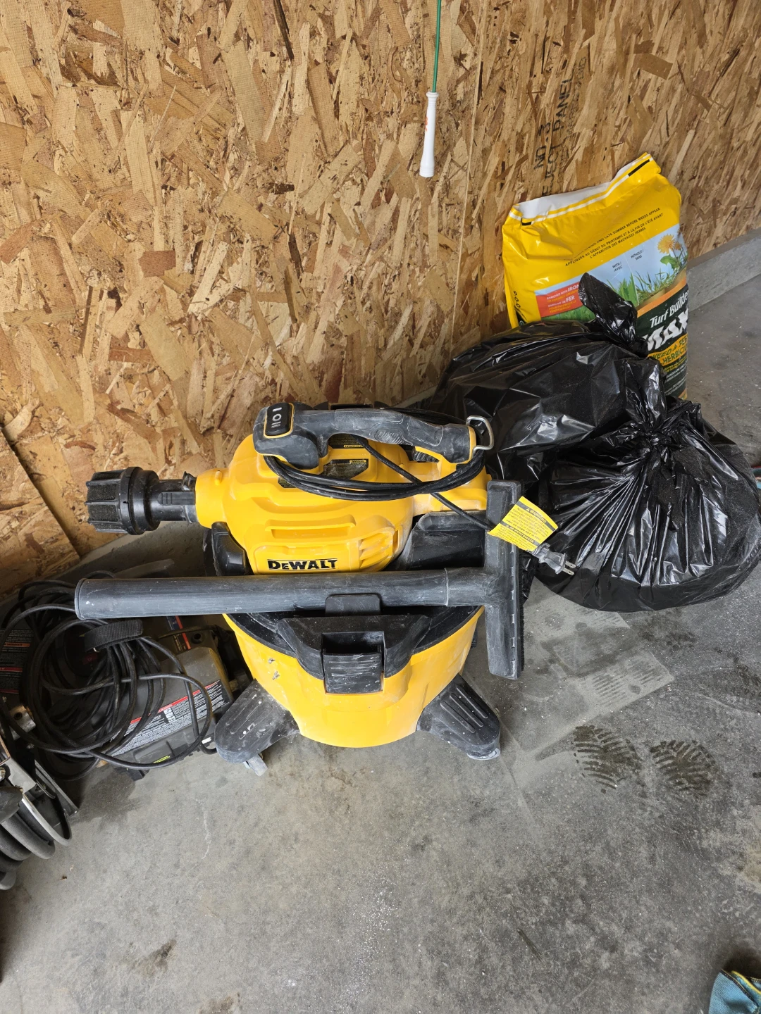 DeWalt Wet/Dry Shop Vacuum - photo 3