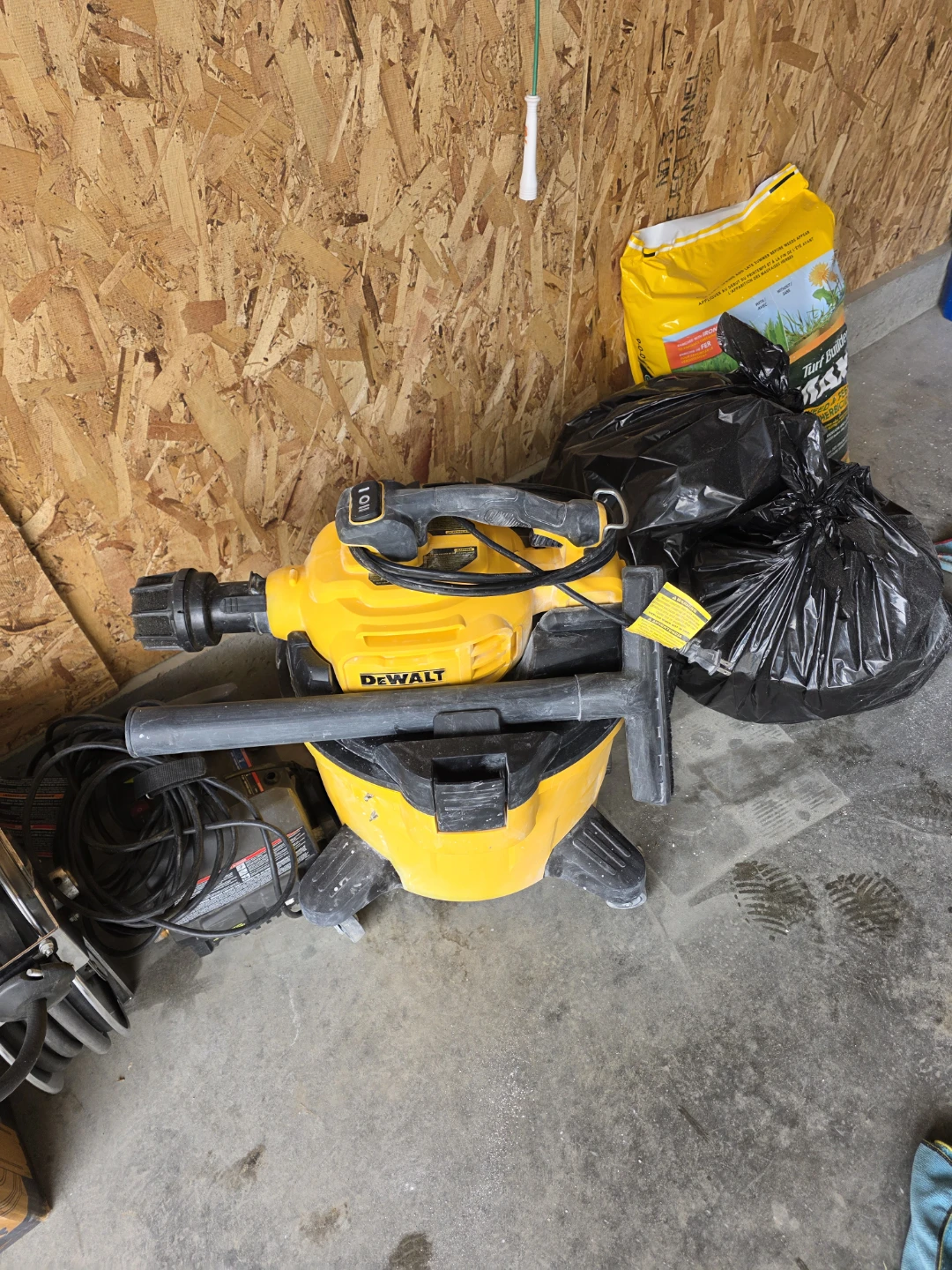 DeWalt Wet/Dry Shop Vacuum - photo 4