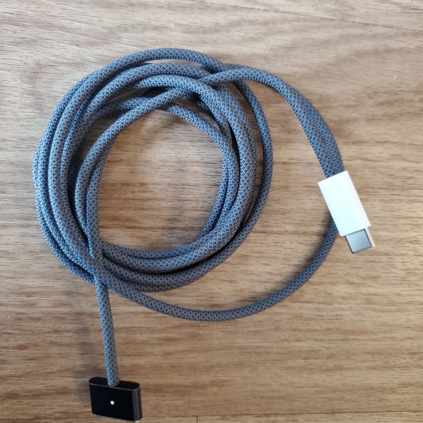 Authentic Macbook charge cable. USB-C to MagSafe 3 Cable (2m)