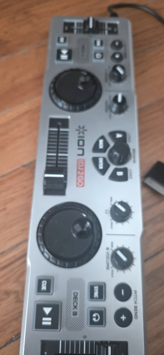 ION DJ 2 GO DJ Controller - photo 2