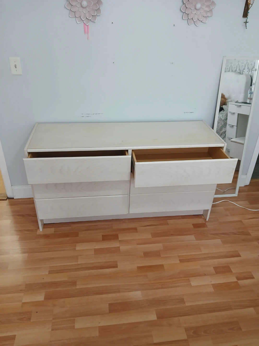 White 6-Drawer Dresser