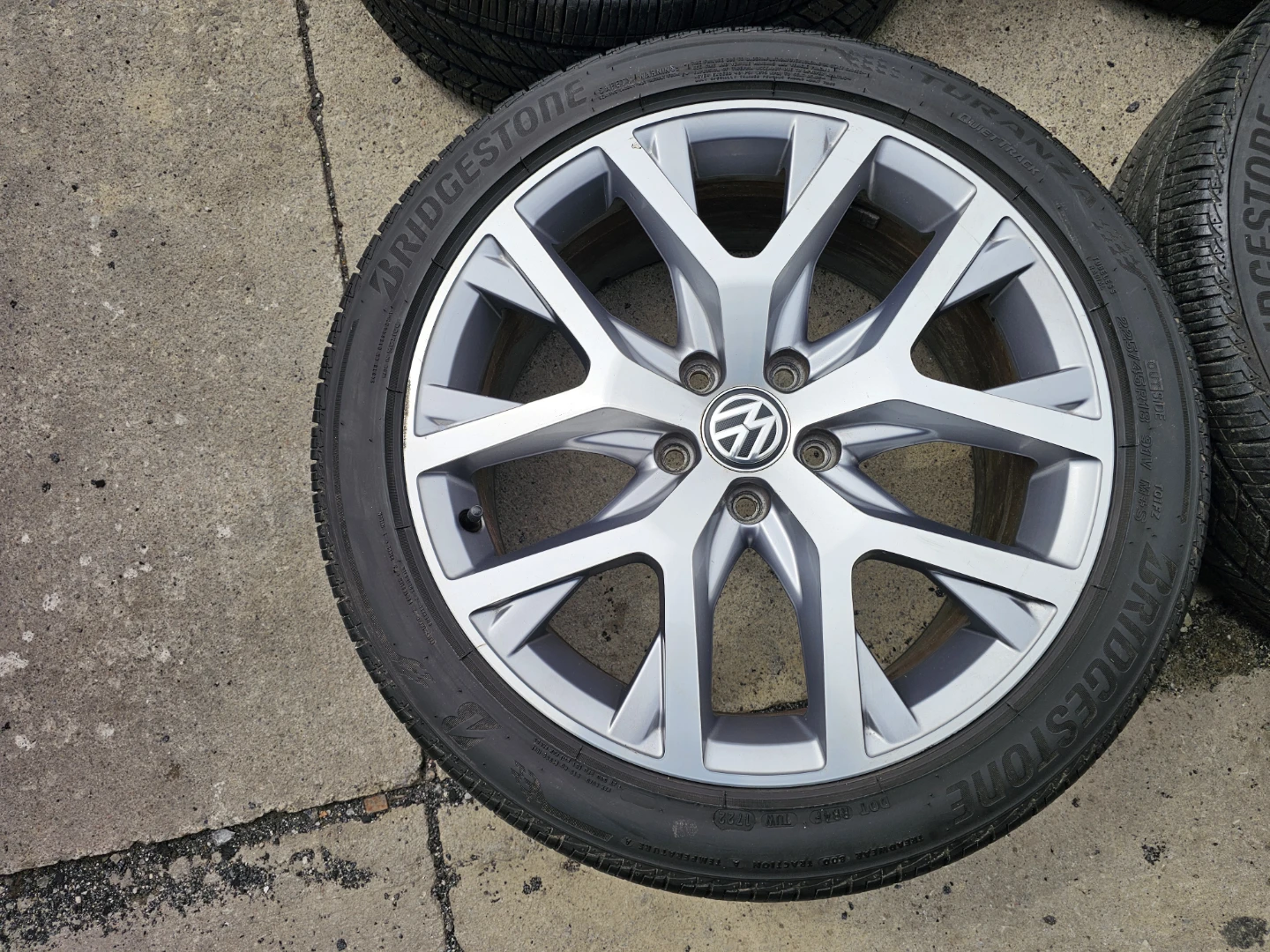 VOLKSWAGEN GOLF (ALLTRACK) O.E.M RIMS AND ALL SEASON TIRES - photo 2