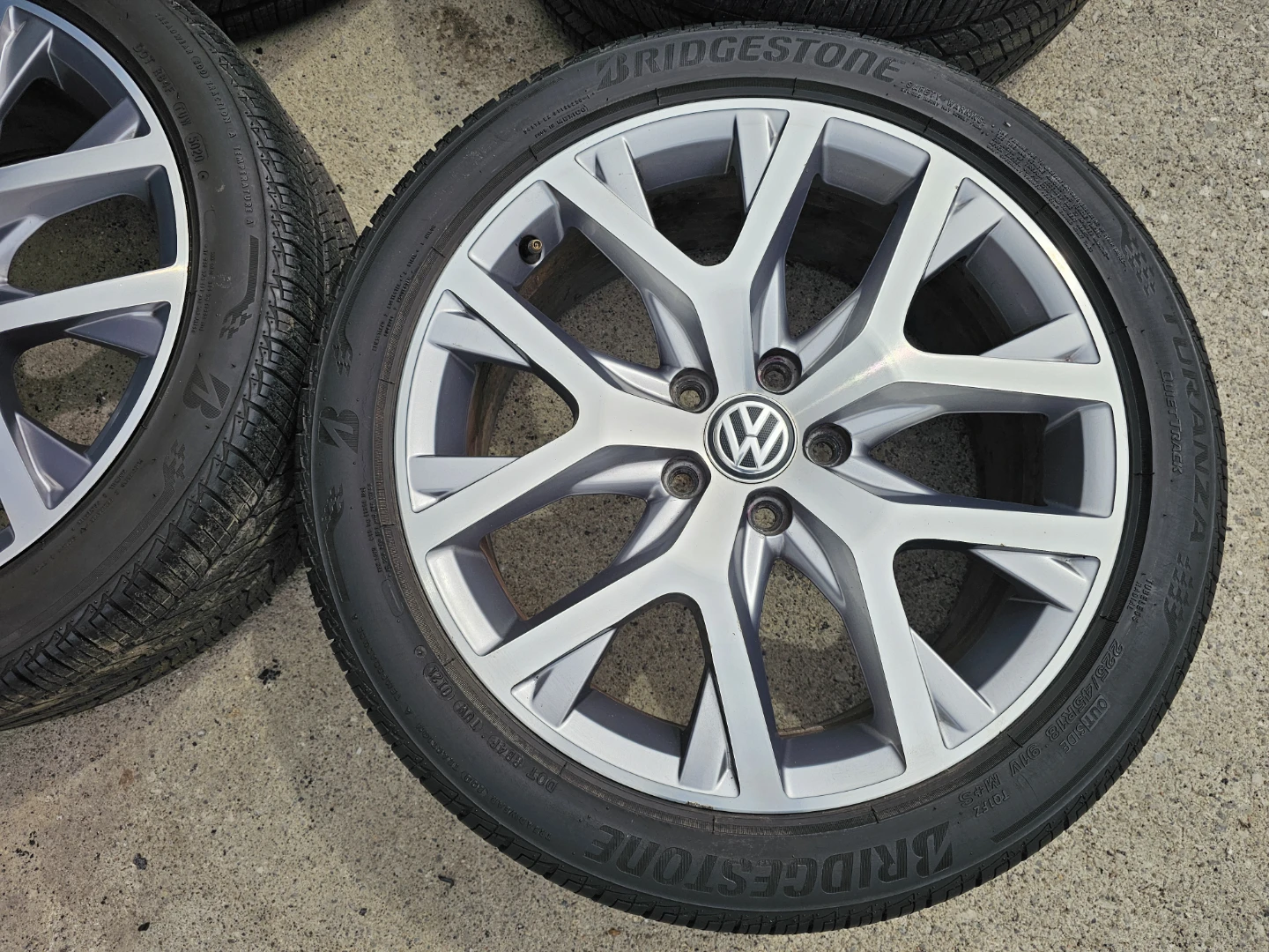 VOLKSWAGEN GOLF (ALLTRACK) O.E.M RIMS AND ALL SEASON TIRES - photo 4