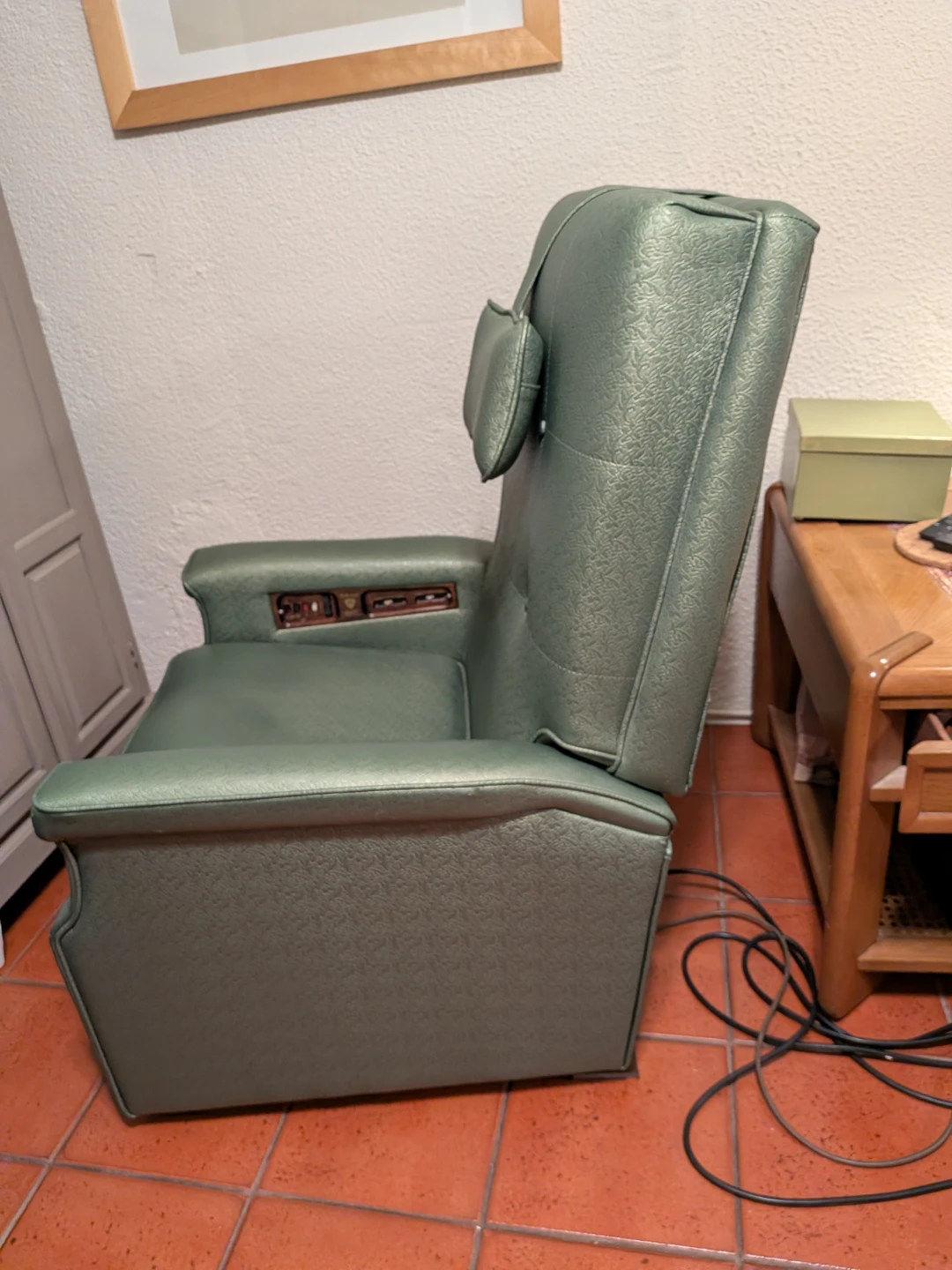Niagara Roll-A-Sage Massage Chair - photo 3