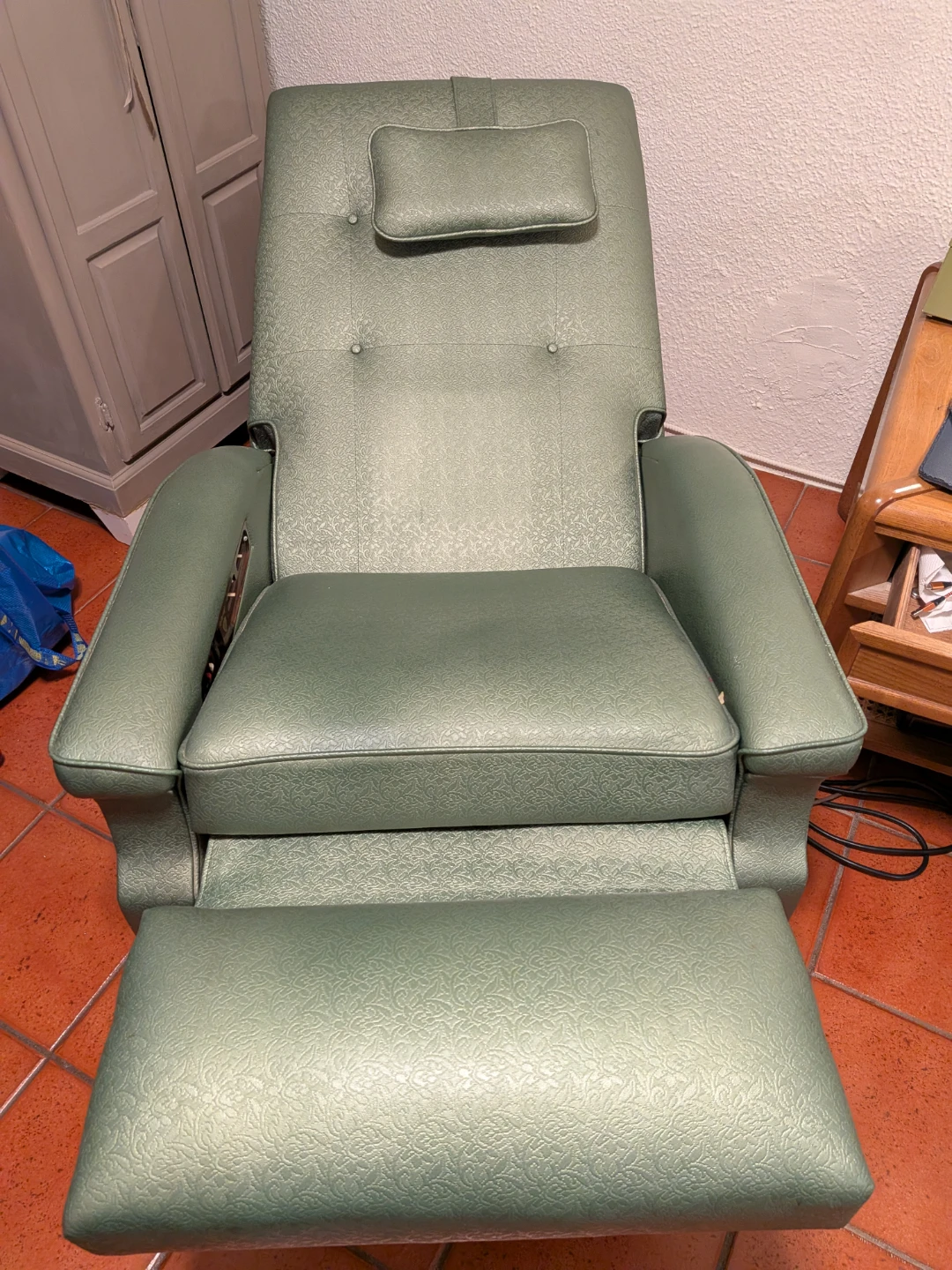 Niagara Roll-A-Sage Massage Chair - photo 4