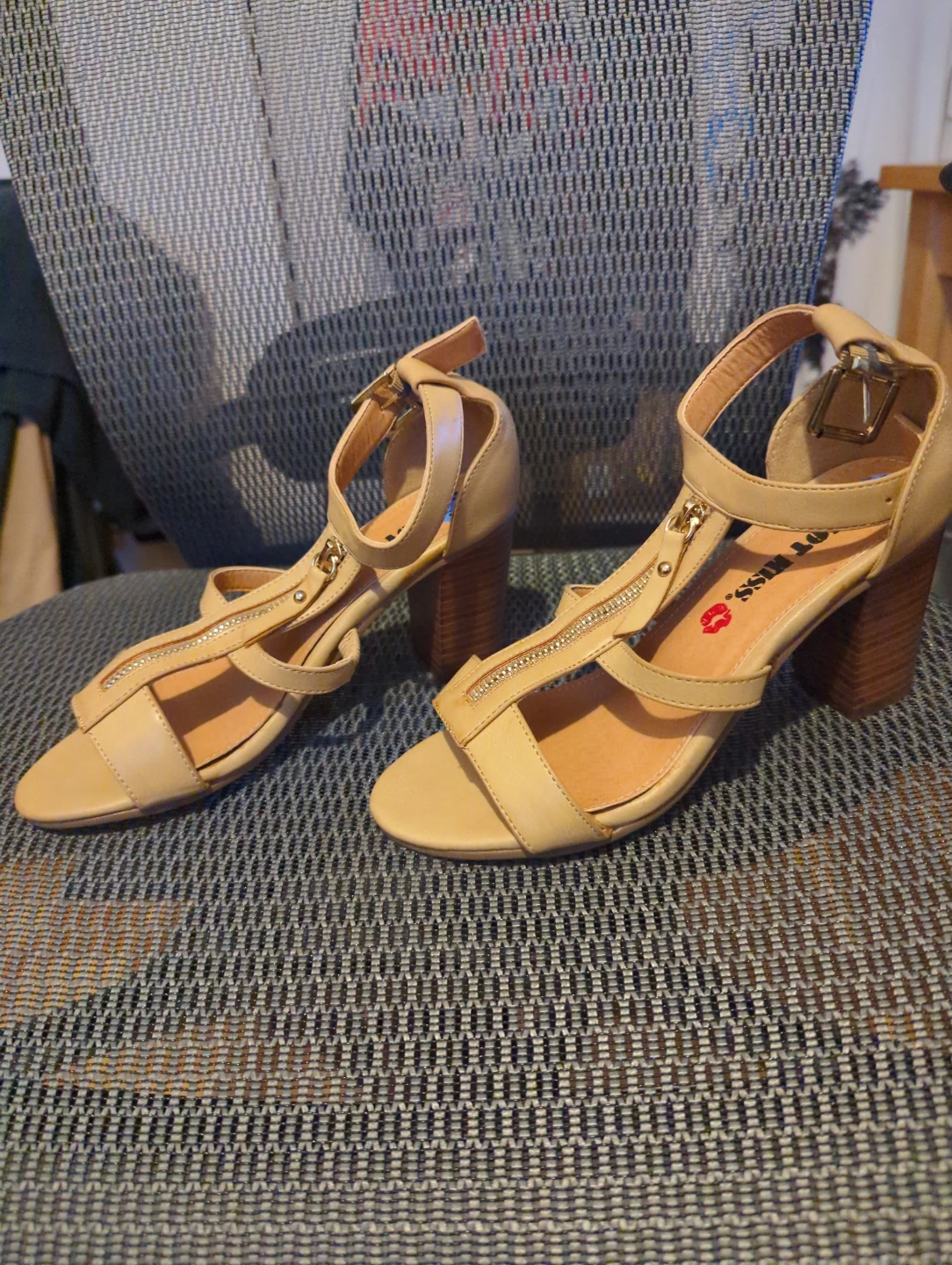 Hot Kiss Beige Zipper Heel Sandals Size 7.5 - photo 2