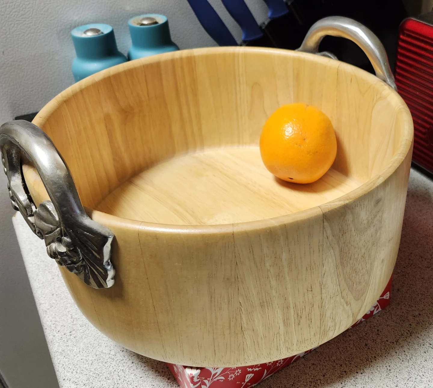 Well Equipped Kitchen Wood Salad Bowl with Metal Handles - photo 5