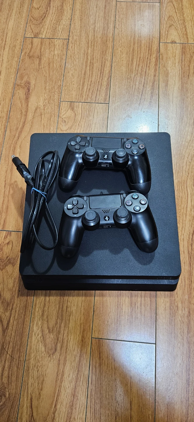 ​PS4 Slim 500GB + 2x V2 Controllers