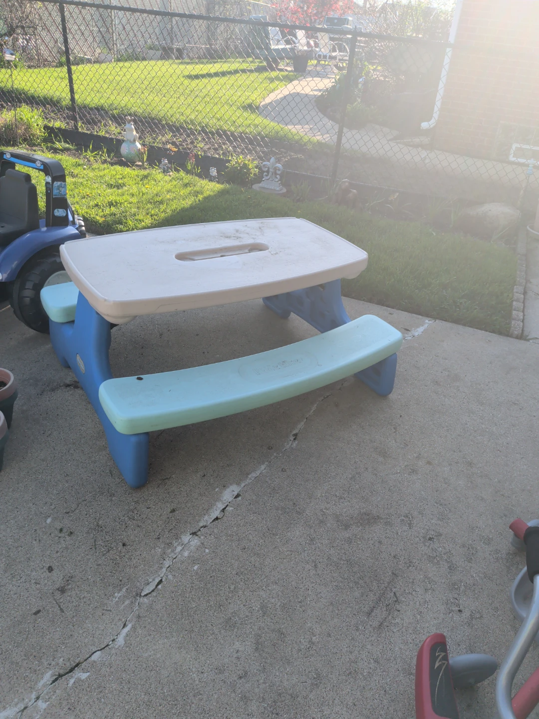 Kids Picnic Table with Umbrella Slot