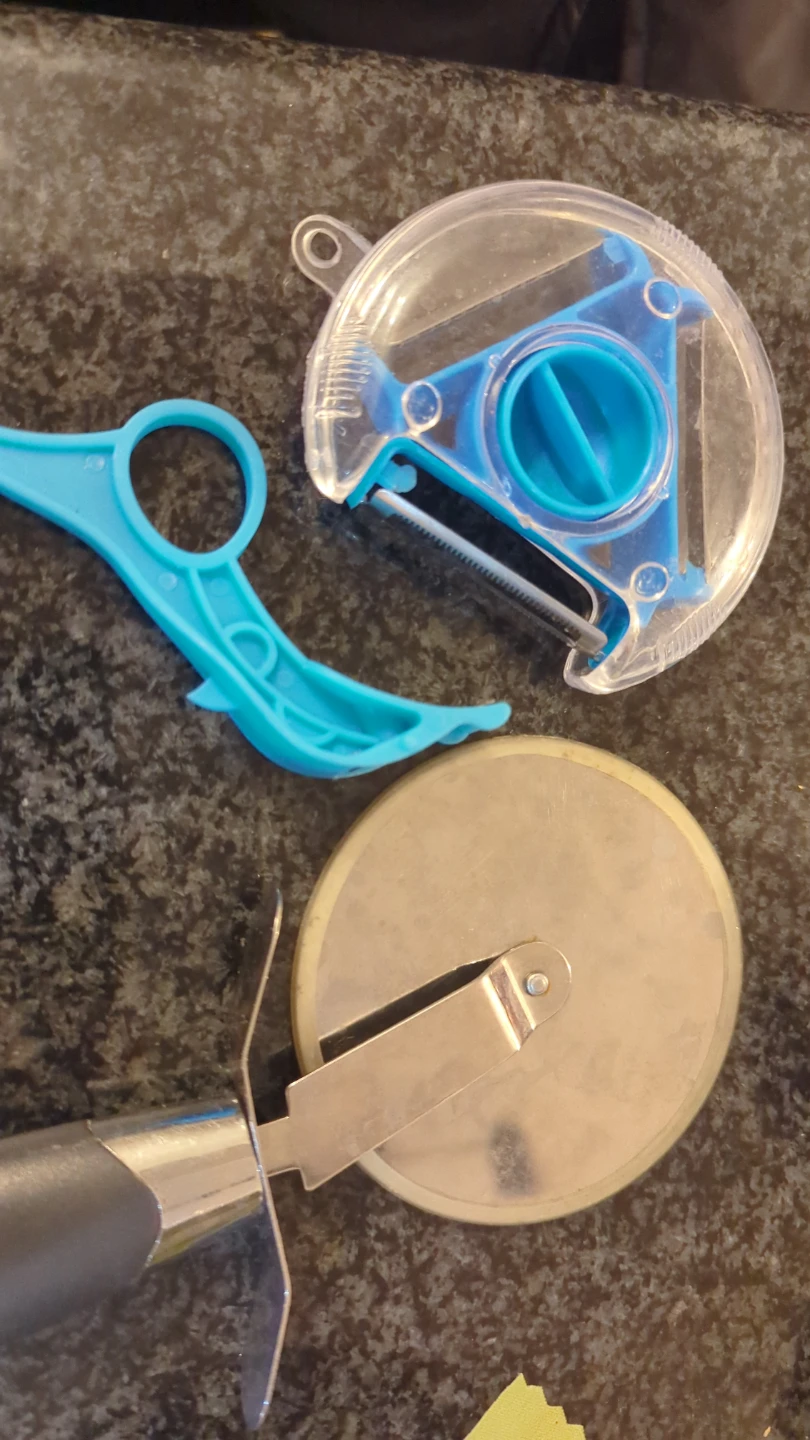 3-in-1 Peeler and Pizza Cutter Set