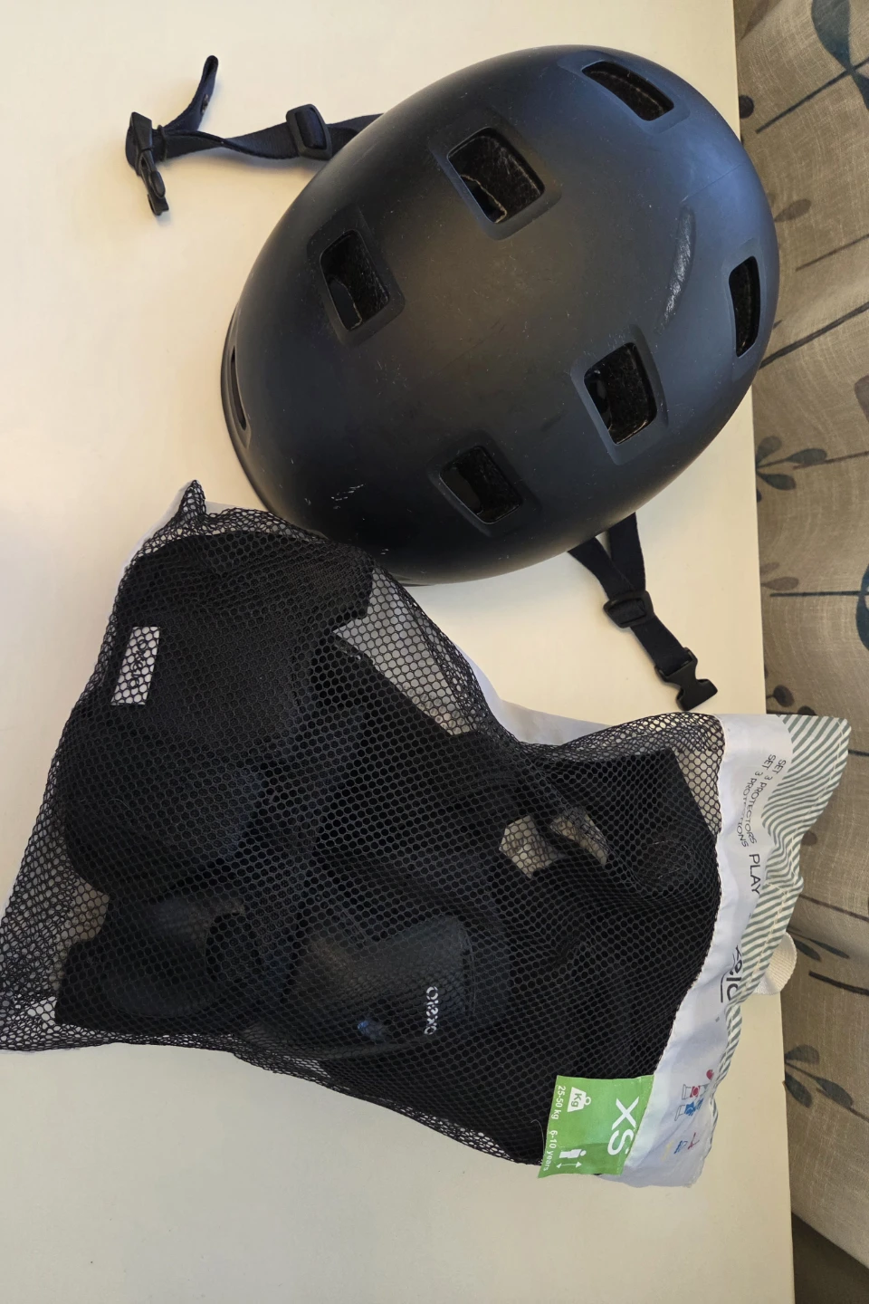 Oxelo Black Helmet and 3 Protective Pads Set