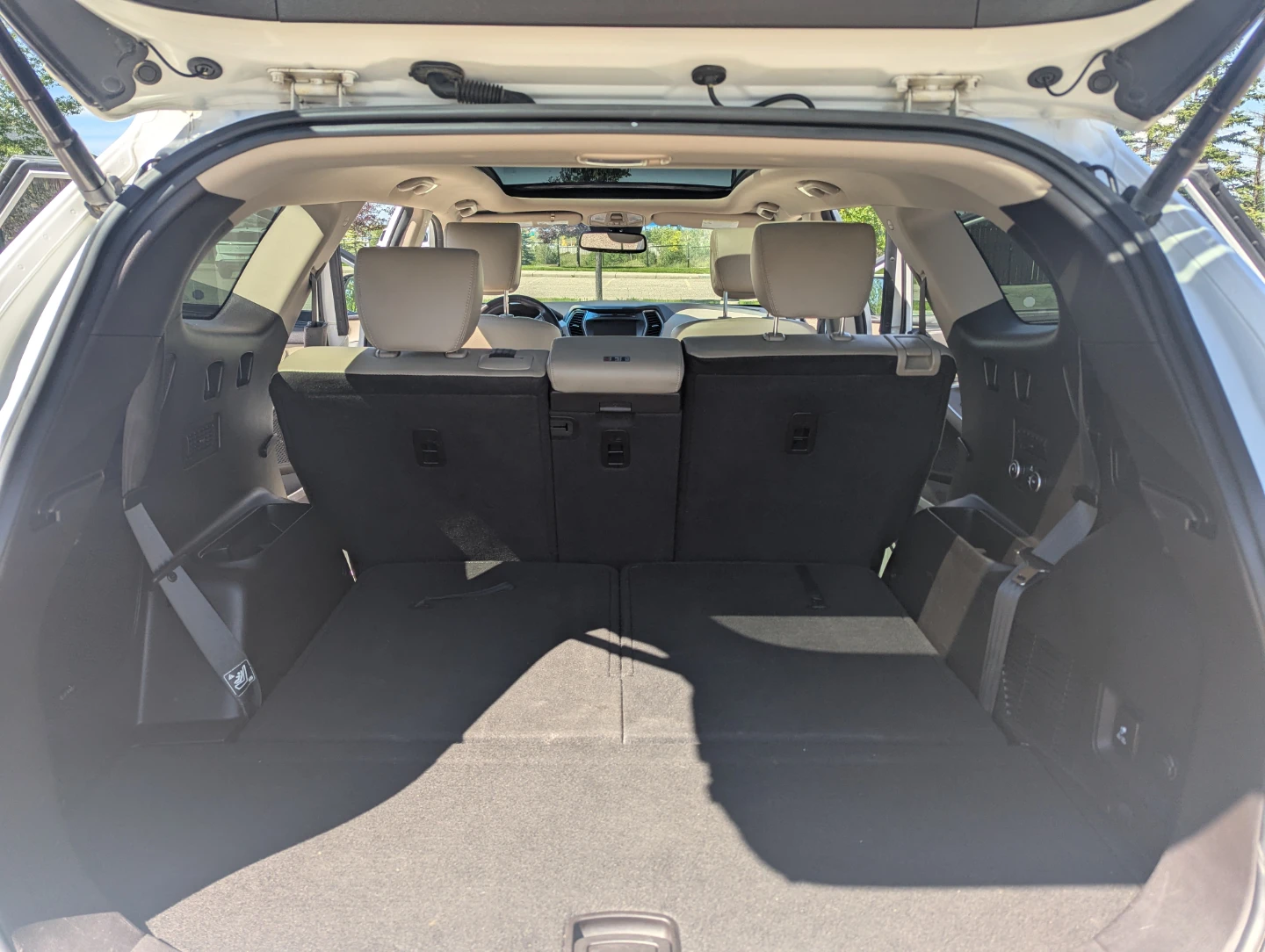 2017 Hyundai Santa Fe XL SUV. White - photo 3